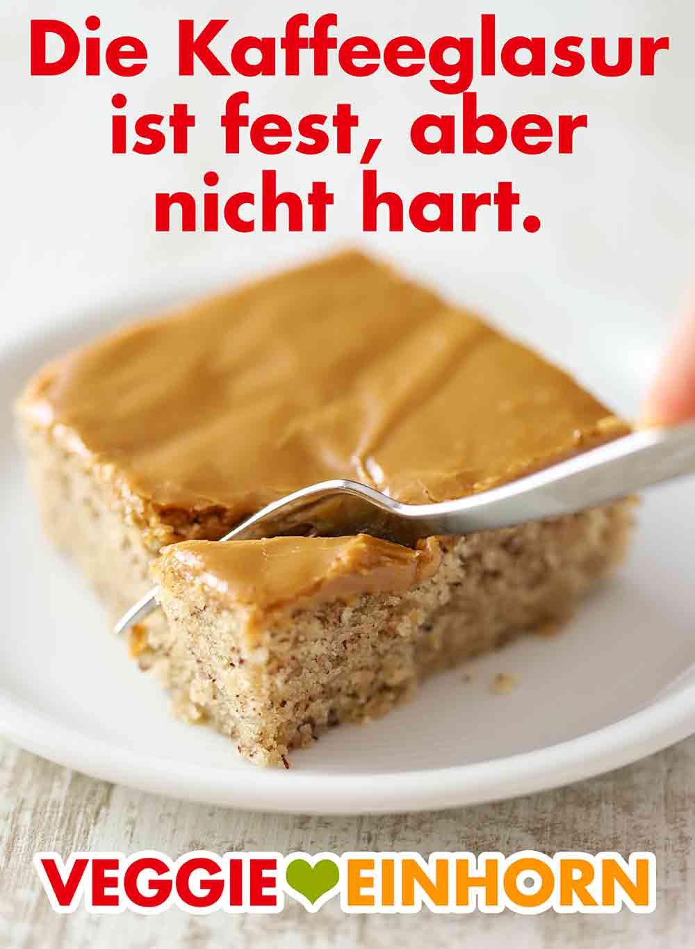 Die Kaffeeglasur wird fest, aber nicht hart. Ein Stück Nussblechkuchen mit Kaffeeglasur