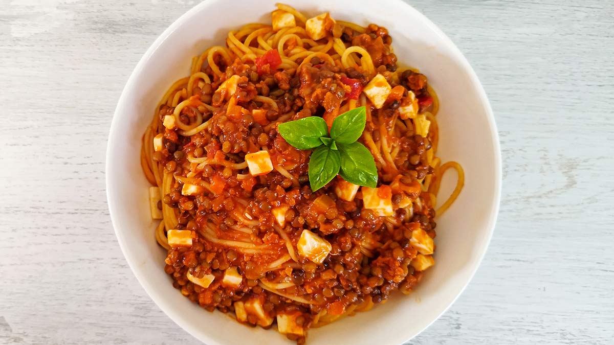 Schnelle Spaghetti mit Bolognese Soße, Linsen und veganem Feta