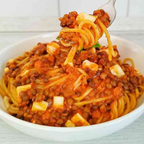Schnelle Spaghette mit veganer Soja Bolognese, veganem Feta und Linsen aus der Dose