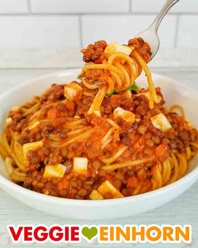 Schnelle Spaghette mit veganer Soja Bolognese, veganem Feta und Linsen aus der Dose