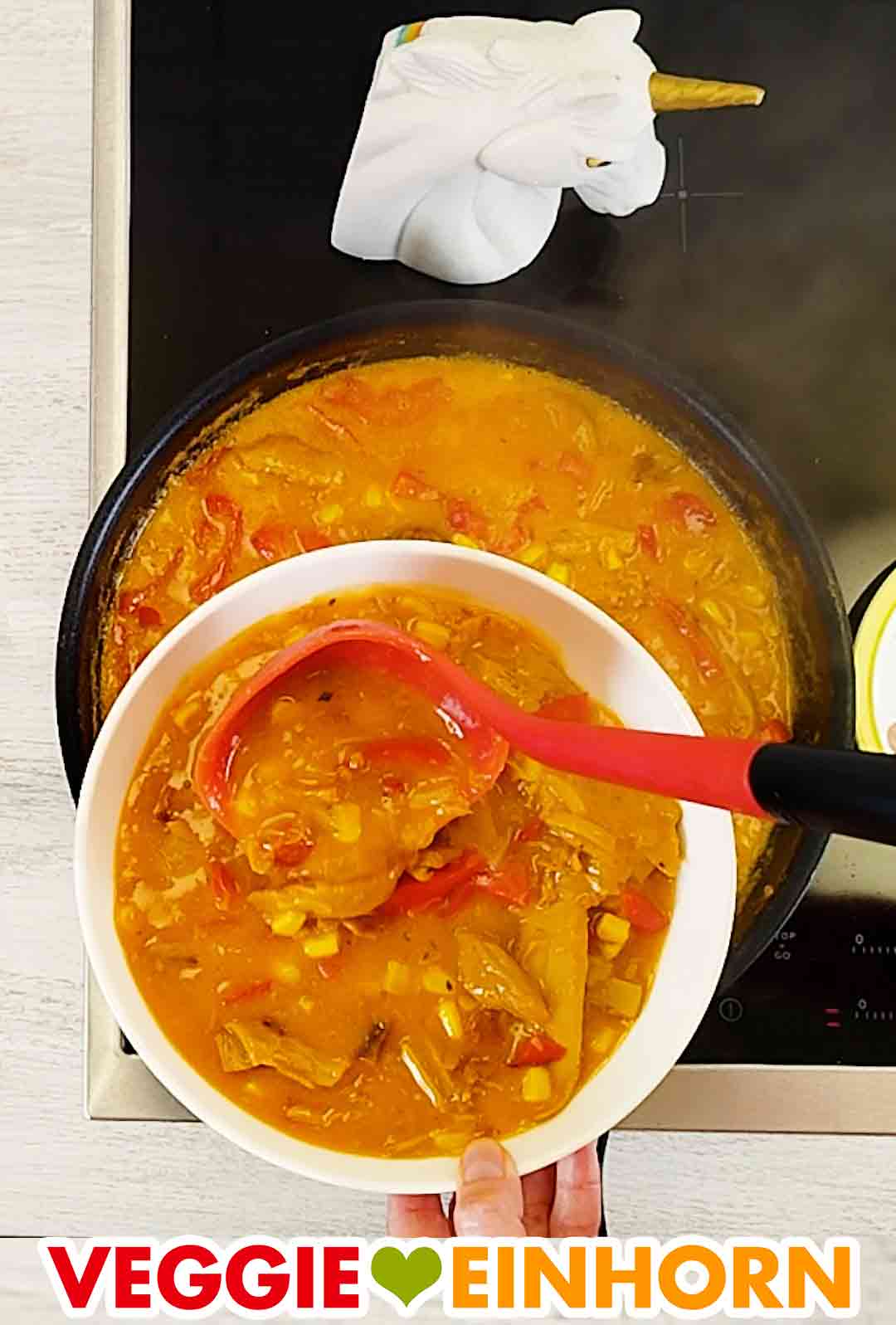 Die vegane Gyrossuppe wird serviert. Vegane Gyrossuppe wird mit einer Kelle auf einen Teller gegeben