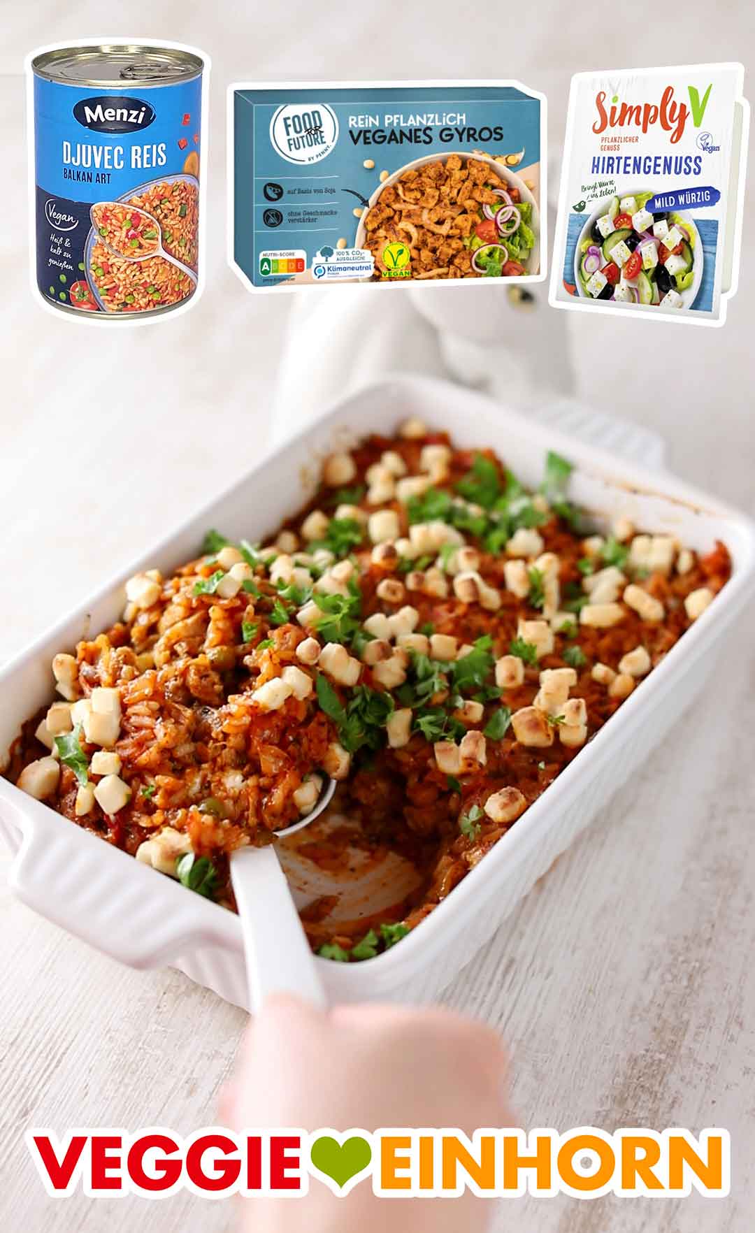 Der schnelle vegane Auflauf enthält Djuvec Reis aus der Dose, veganes Gyros und veganen Feta. Auflaufform mit veganem Gyrosauflauf mit veganen Fetawürfeln