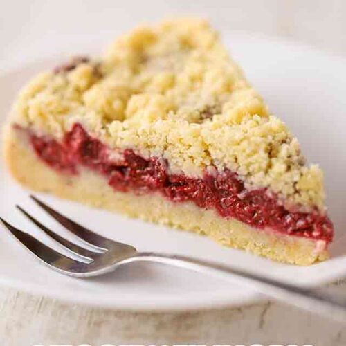 Ein Stück schneller Kirsch Streuselkuchen