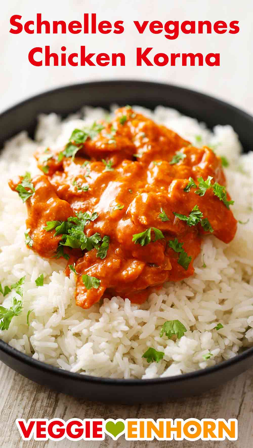 Das vegane Chicken Korma ist schnell gemacht mit fertigem veganen Hähnchen. Ein Teller mit Reis und veganem Chicken Korma