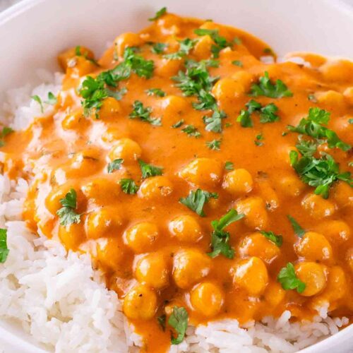 Schnelles veganes Kichererbsencurry mit cremiger Paprikasoße