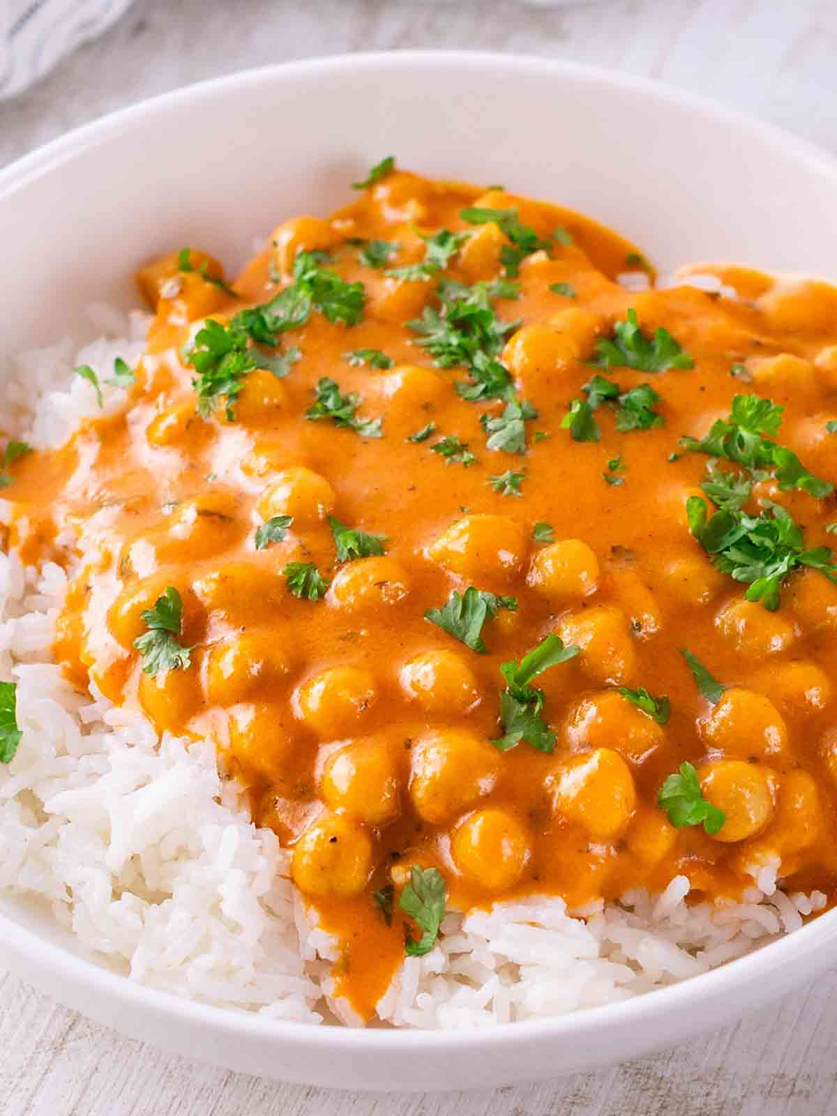 Schnelles veganes Kichererbsencurry mit cremiger Paprikasoße