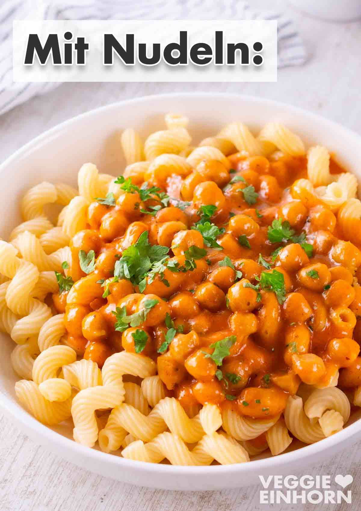 Hier ist das Kichererbsen Curry mit Nudeln serviert. Veganes Kichererbsencurry mit Paprikasoße und Nudeln