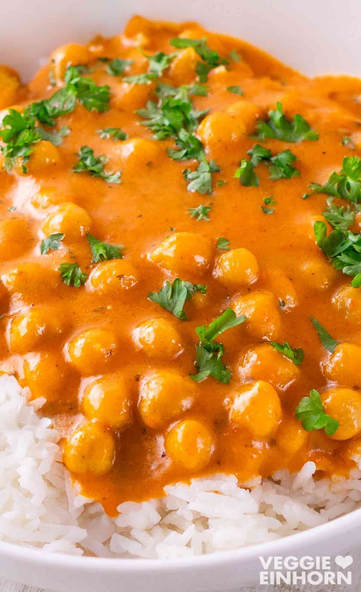 Das Curry ist schnell und alltagstauglich. Veganes Kichererbsen Curry mit cremiger Papriksoße
