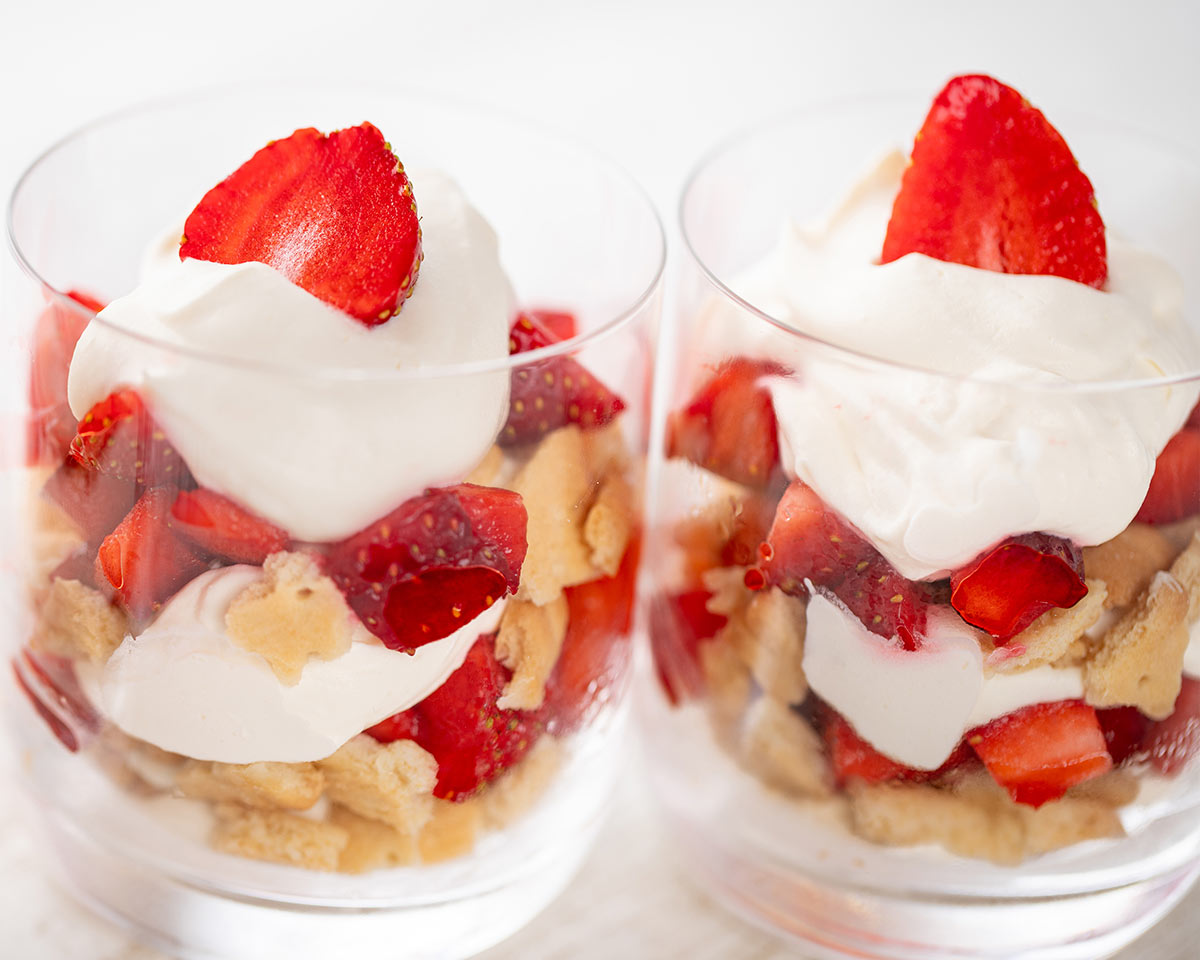 Schnelles veganes Erdbeerdessert im Glas