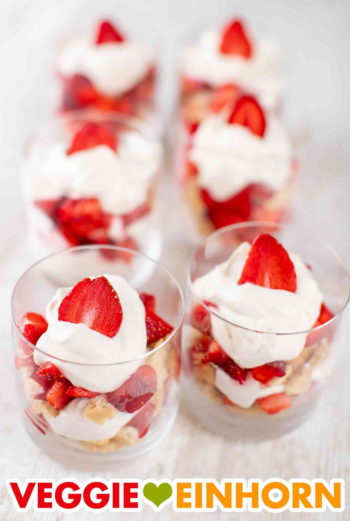 Dessertgläser mit veganem Erdbeernachtisch Gläser mit veganem Dessert mit Erdbeeren