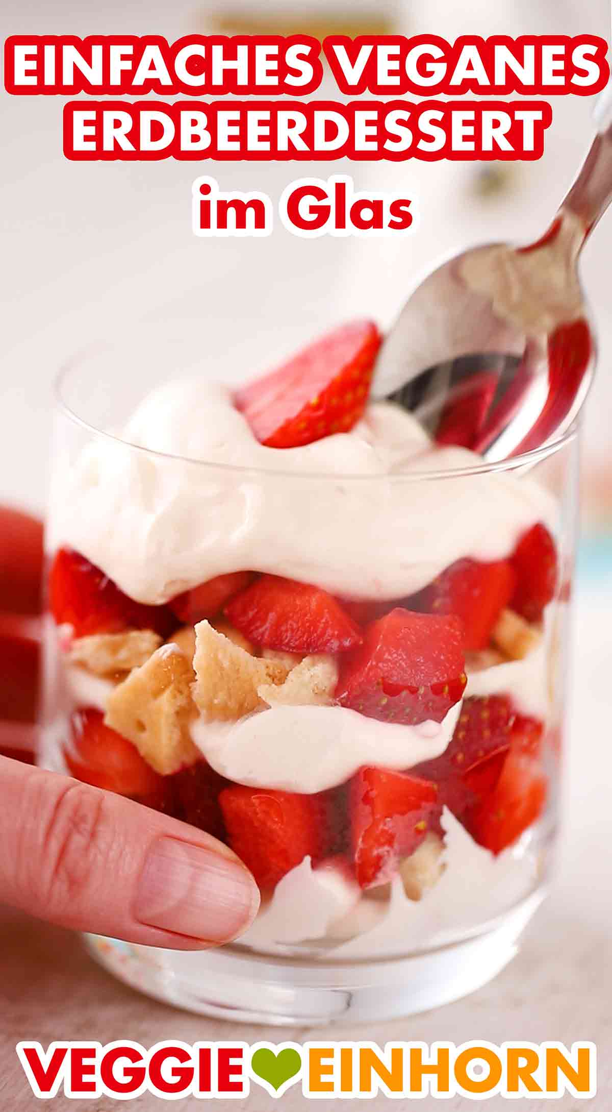 Das Dessert im Glas mit Erdbeeren, veganem Quark und veganen Butterkeksen schmeckt sehr lecker. Einfaches veganes Erdbeerdessert im Glas