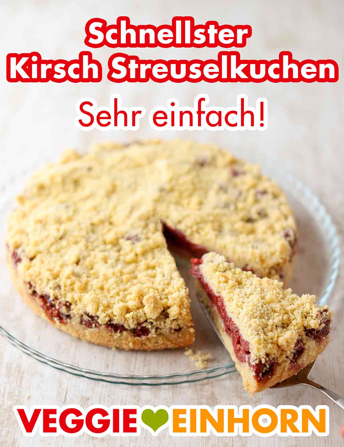 Der schnelle Kirsch Streuselkuchen ist saftig und lecker. Schneller Kirsch Streuselkuchen auf einer Tortenplatte