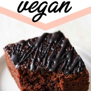 Veganer Schoko Blechkuchen und eine Kuchengabel