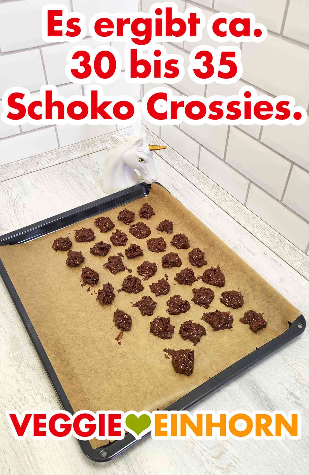 Es ergibt ungefähr 30 bis 35 Schokocrossies. Du brauchst einen Teelöffel der Masse pro Crossie. Vegane Schoko Crossies auf einem Backblech mit Backpapier