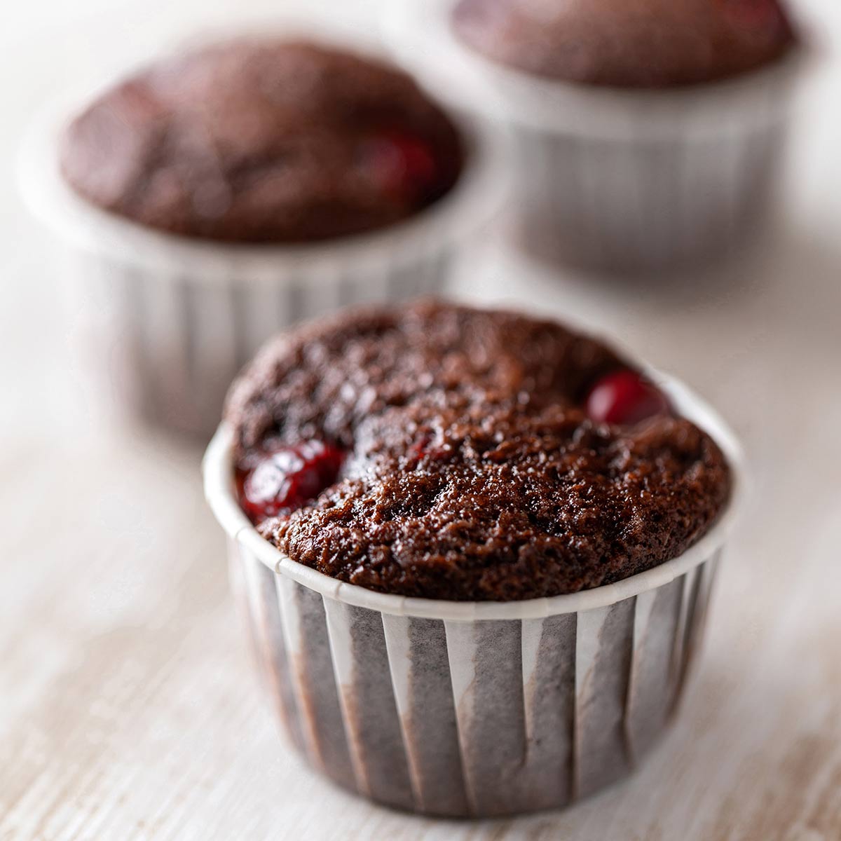 Die veganen Schokomuffins mit Kirschen sind mit Öl und dadurch schön saftig. Saftige vegane Schoko Kirsch Muffins