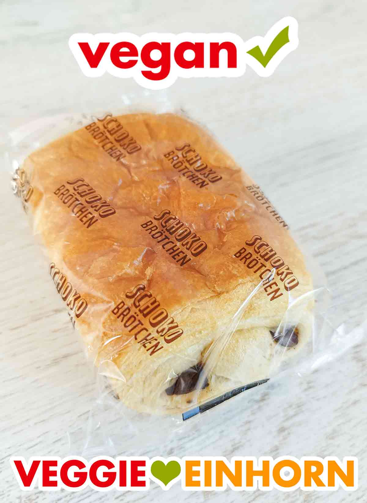 Auf der Plastikfolie steht Schokobrötchen. Ein veganes Schokobrötchen von Gut und Günstig in der Einzelverpackung