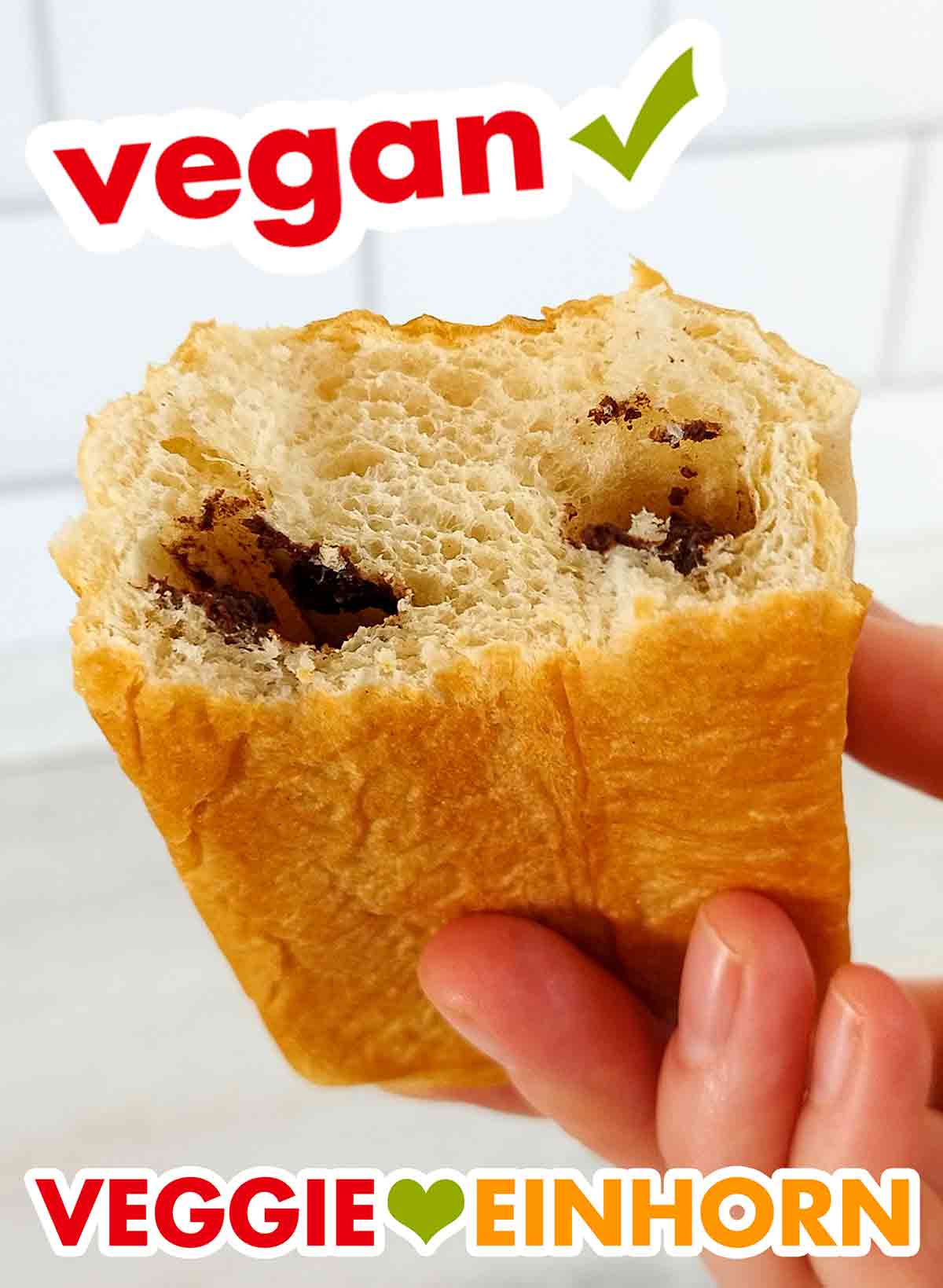 Das vegane Schokobrötchen von Gut und Günstig enthält zwei Stränge aus Schokolade. Angebissenes veganes Schokobrötchen von Edeka
