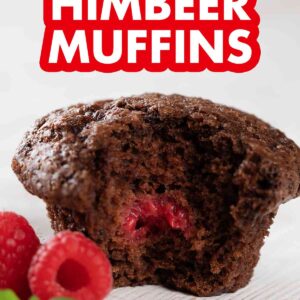 Angebissener veganer Schokomuffin mit einer Himbeere drin