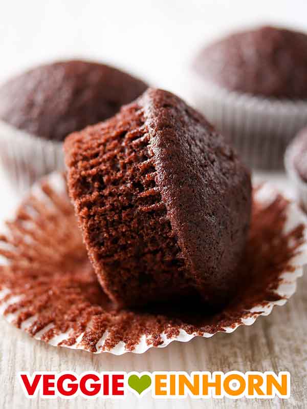 Vegane Schoko Muffins mit weißen Muffinförmchen aus Papier
