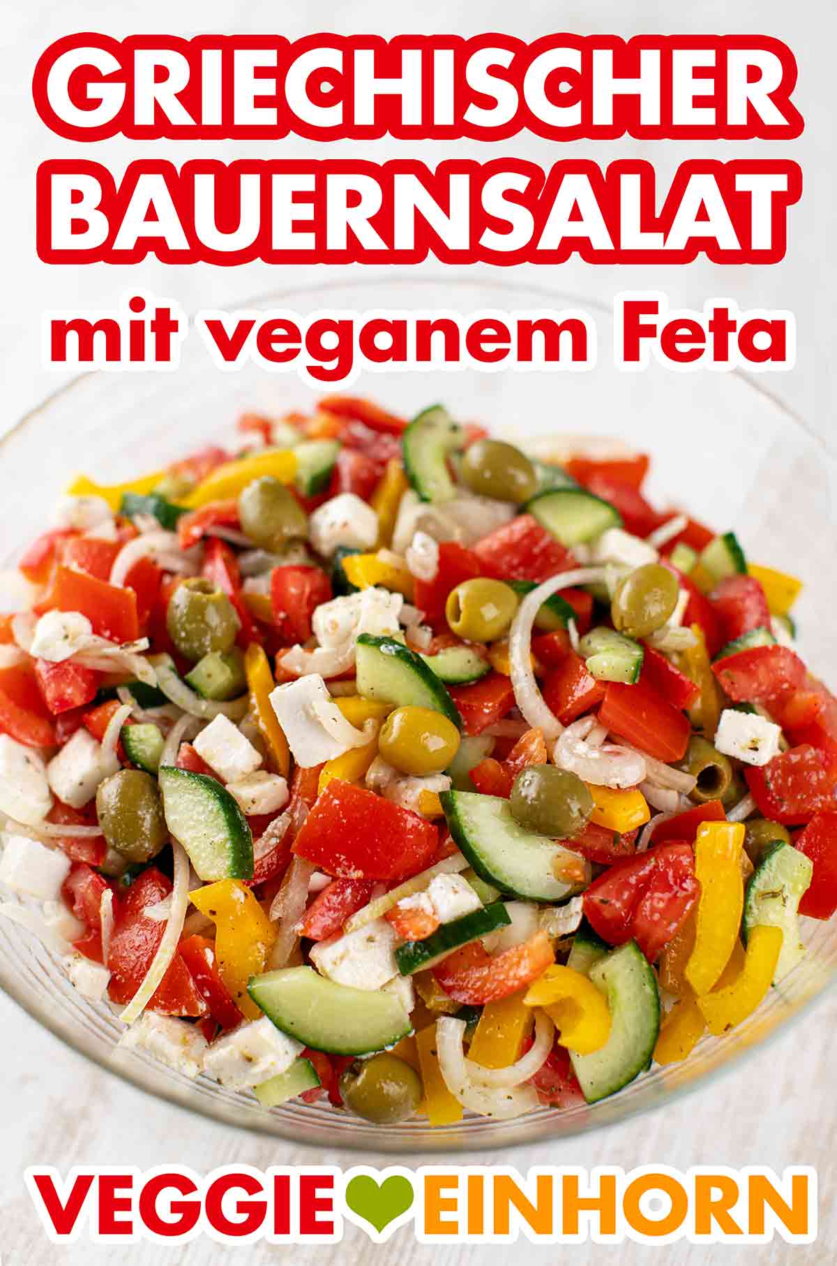 Der griechische Bauernsalat ist ein beliebter veganer Salat mit veganem Fetakäse, Oliven, Gurke, Tomaten, Paprika und Zwiebeln. Veganer griechischer Bauernsalat mit veganem Feta