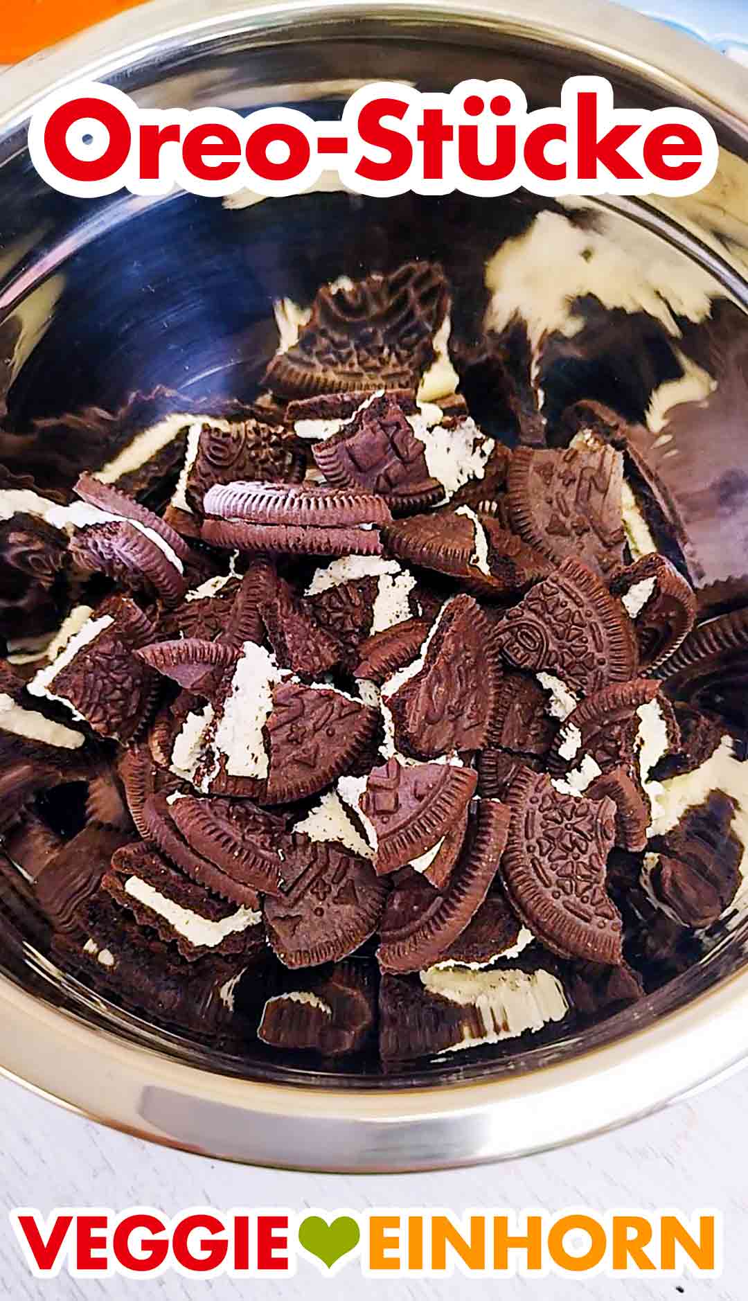 Die zerbrochenen Oreos in eine Schale geben. Schale mit Oreo Stücken