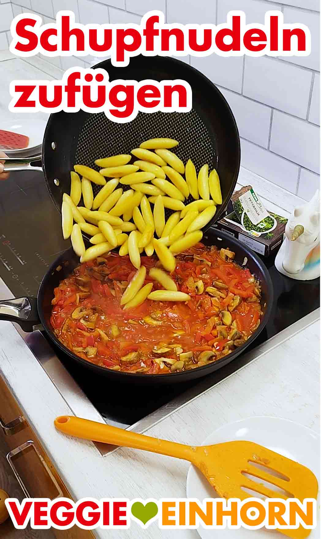 Zufügen der veganen Schupfnudeln zu den Paprika und Pilzen. Die gebratenen veganen Schupfnudeln werden zu den Champignons und Paprika zugefügt.