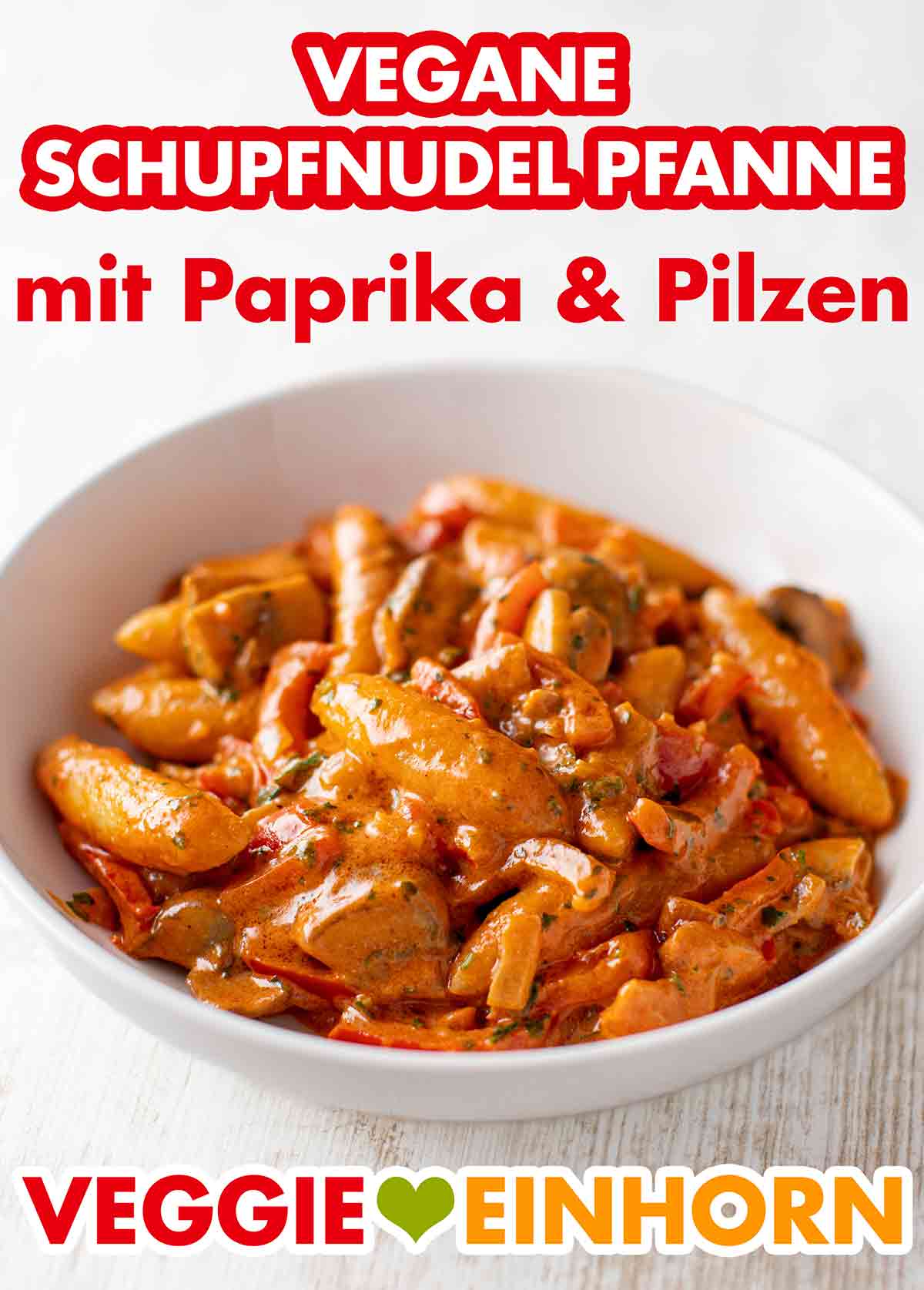 Die Schupfnudel Pfanne mit Gemüse ist cremig durch vegane Crème fraîche. Ein Teller mit veganer Schupfnudelpfanne mit Paprika und Champignons