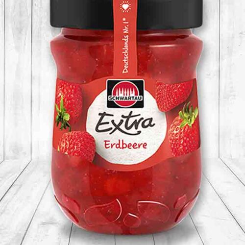 Ein Glas vegane Erdbeermarmelade von Schwartau Extra