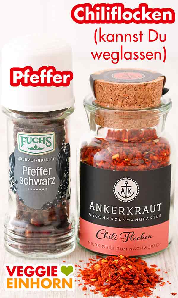 Fuchs Pfeffer und milde Chili Flocken von Ankerkraut Eine Pfeffermühle und ein Glas Chiliflocken