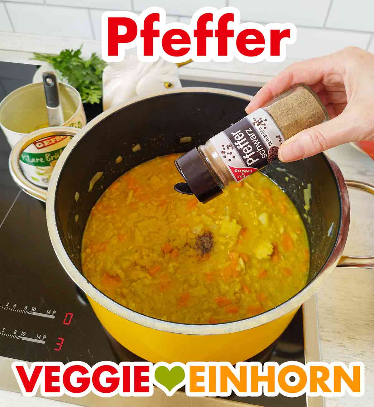 Der Eintopf wird mit Pfeffer gewürzt. Würzen des veganen Eintopfs mit schwarzem Pfeffer