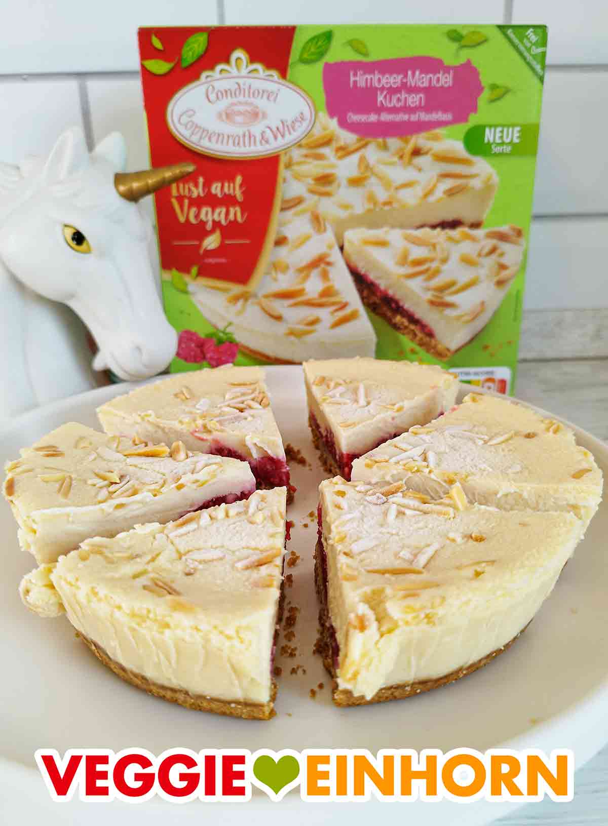 Halb aufgetaute Stücke von veganem Himbeer-Mandel-Cheesecake von Coppenrath und Wiese Sechs aufgeschnittene Stücke veganer Himbeer Mandel Kuchen aus der Conditorei Coppenrath und Wiese