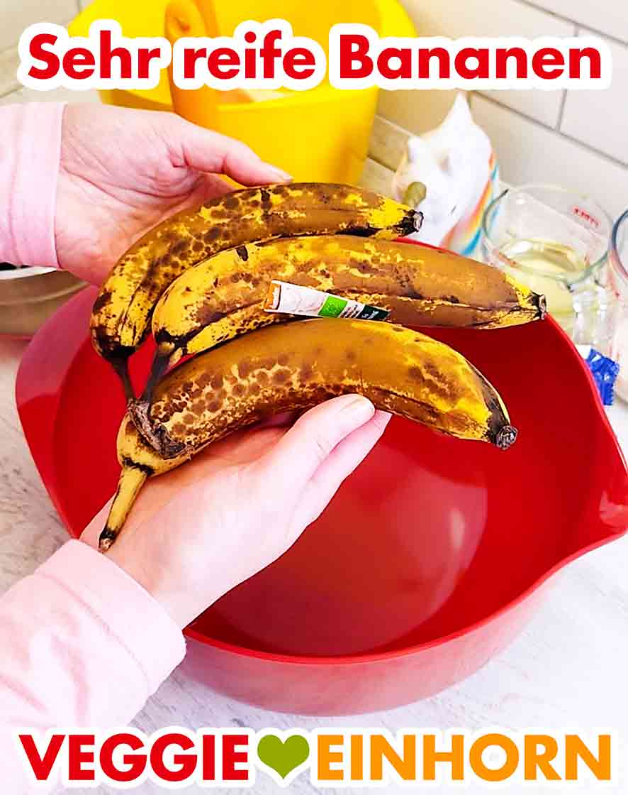 Die Bananen für das Bananenbrot müssen schön reif sein. Drei sehr reife Bananen