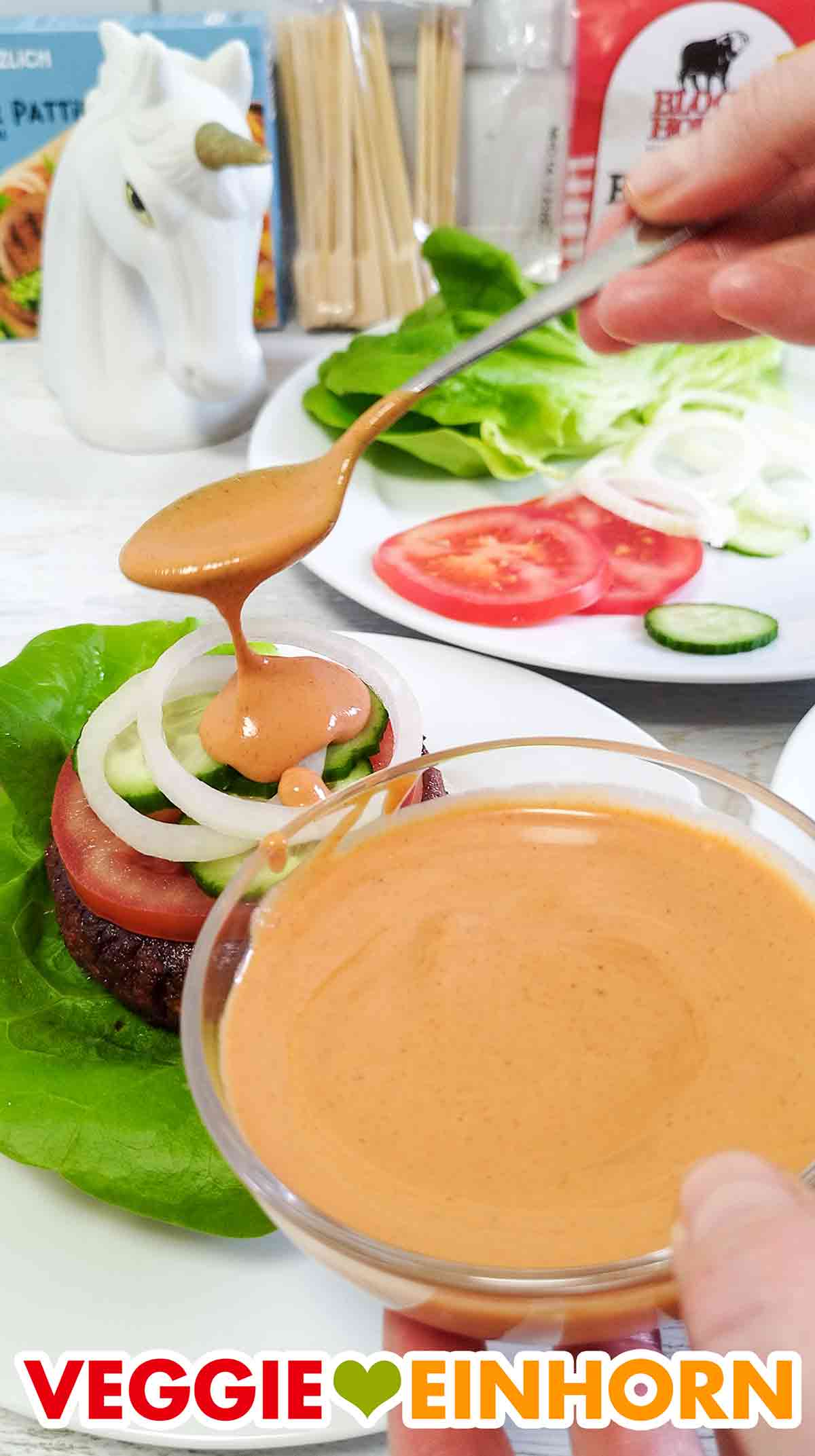Die selbstgemachte vegane Burgersoße ist einfach und lecker. Selbstgemachte vegane Burgersauce wird auf den Burger gegeben.