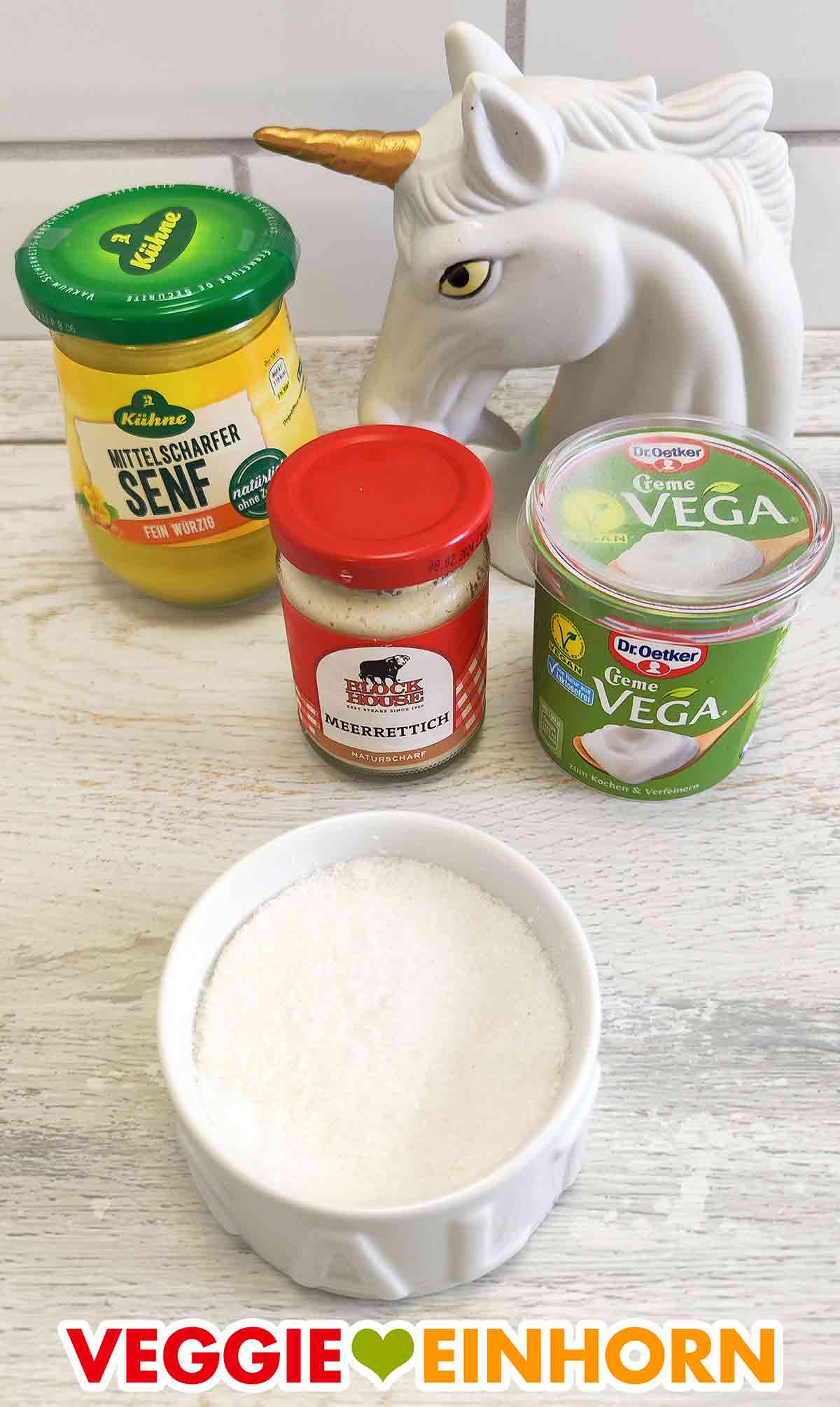 Kühne Mittelscharfer Senf, Block House Meerrettich naturscharf, Dr. Oetker Creme Vega, Salz Veganer Senf, ein Glas Meerrettich, vegane Crème fraîche, Salz