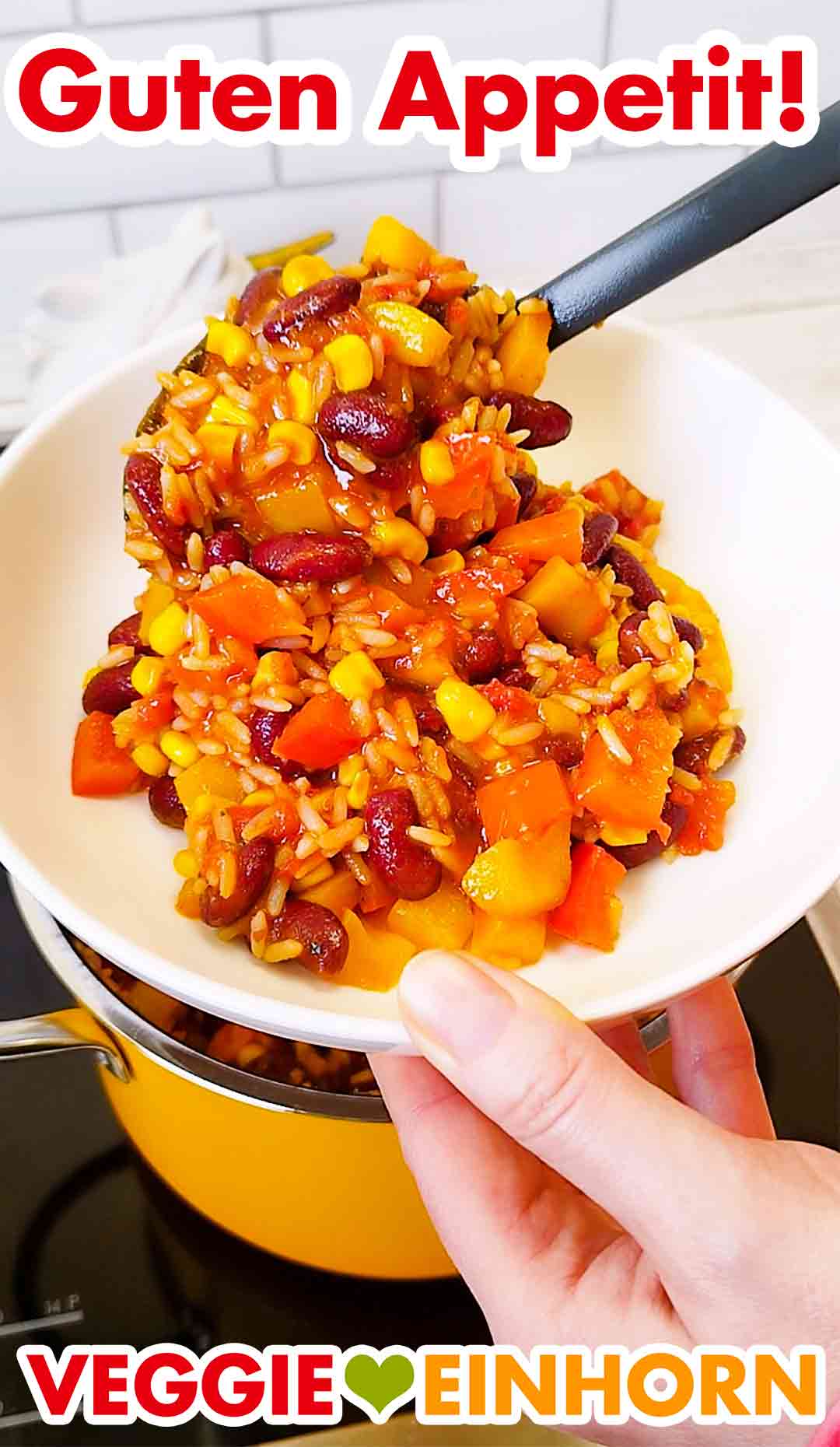 Der One Pot Reis wird serviert. Guten Appetit! Der One Pot Reis mit Kidneybohnen und Mais wird auf einen Teller gefüllt.
