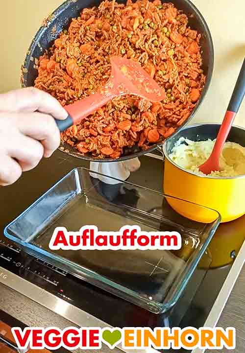 Jetzt kommt alles in die Auflaufform. Die vegane Hack-Gemüse-Mischung in der Pfanne und eine Auflaufform.