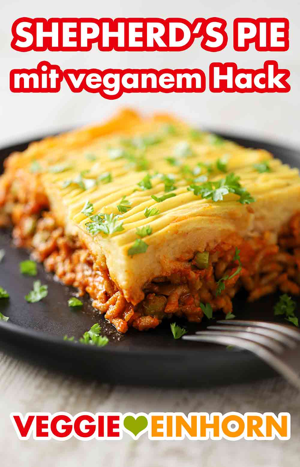 Der Shepherd's Pie ist mit veganem Hackfleisch zubereitet. Teller mit veganem Shepherd's Pie