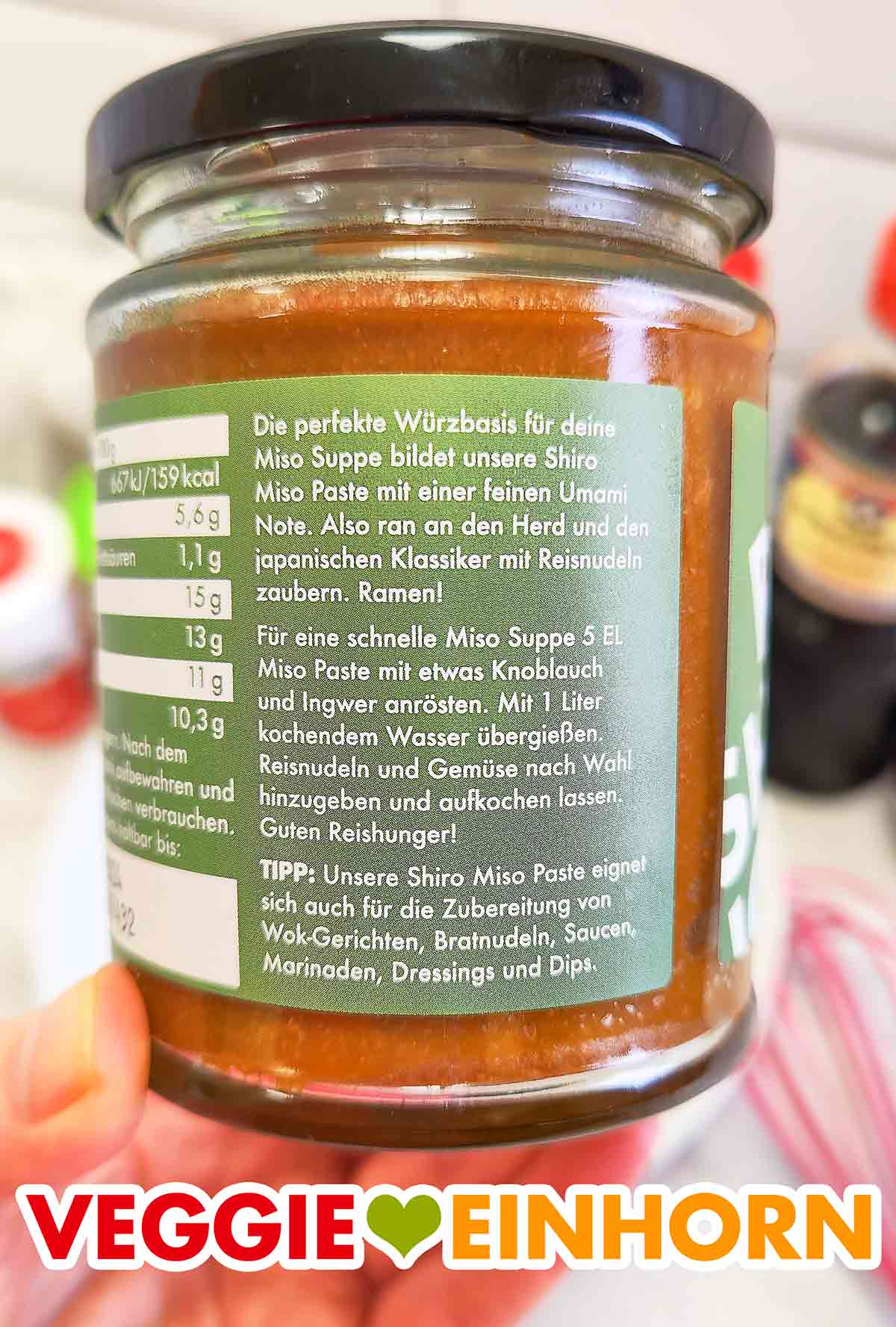 Auf dem Glas des Shiro Misos von Reishunger steht ein Rezept für eine schnelle vegane Misosuppe. Rezept für Miso Suppe auf dem Glas des Reishunger Shiro Misos