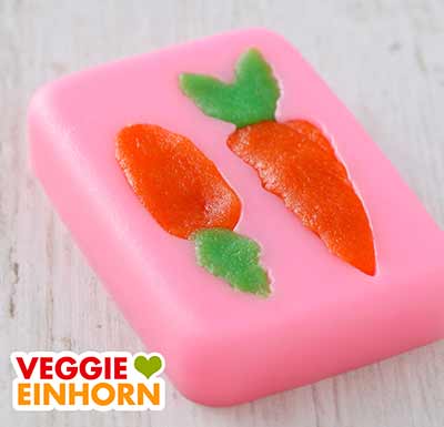Silikonform mit Marzipankarotten Marzipanmöhren in der Silikonform
