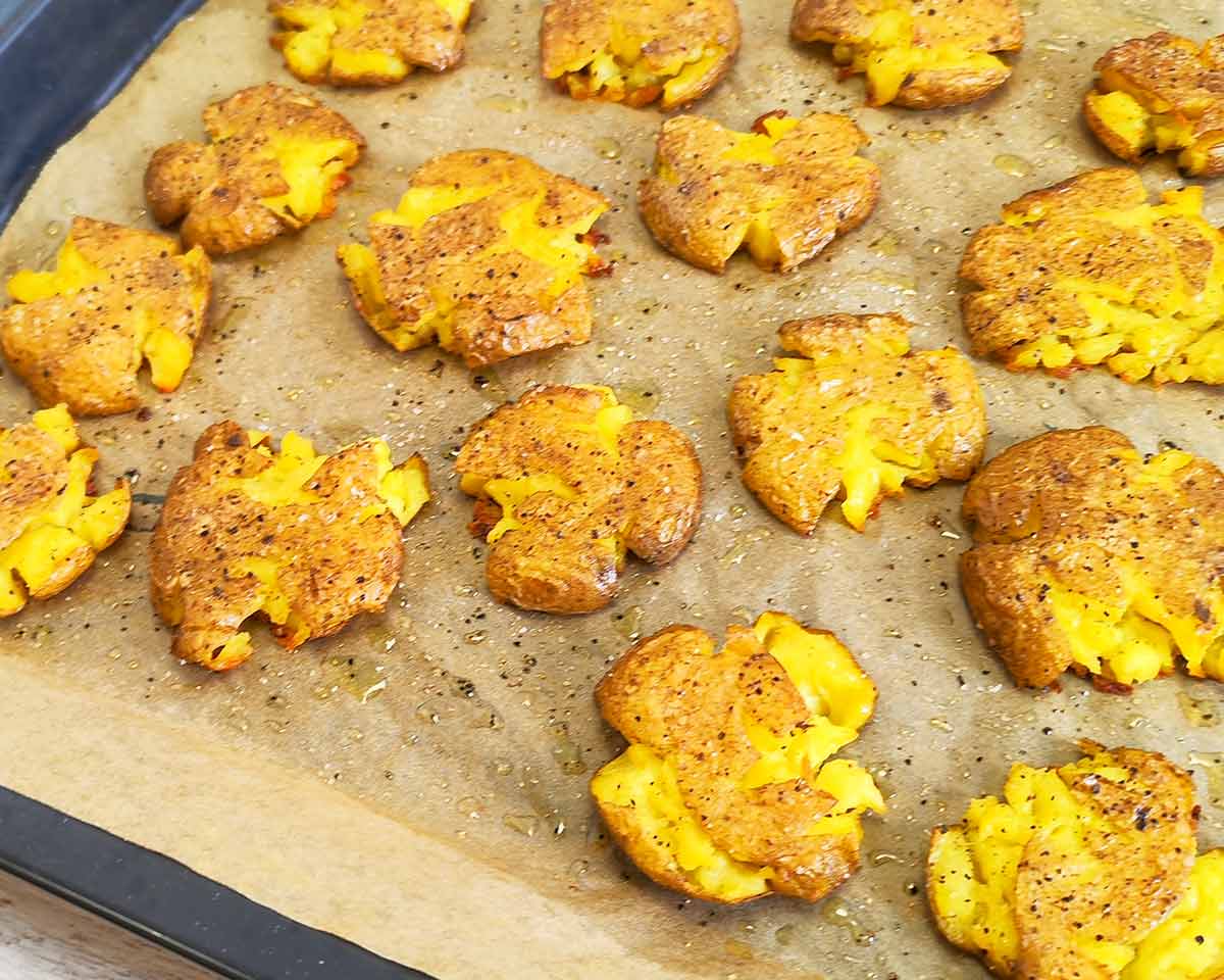 Backblech mit Smashed Potatoes aus Drillingen