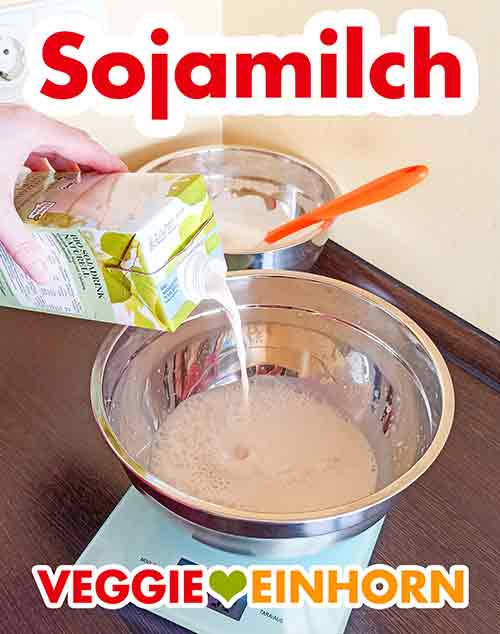 Sojadrink naturell Sojamilch in einer zweiten Rührschüssel