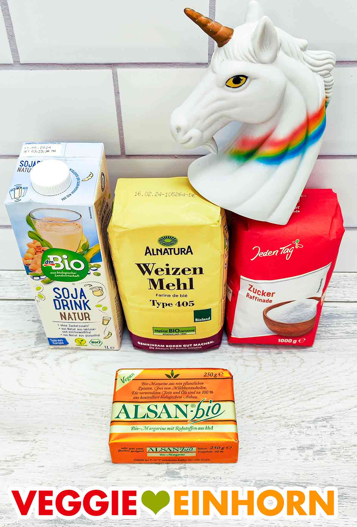 dm Bio Sojadrink natur, Alnatura Weizenmehl Type 405, Jeden Tag Zucker von Combi, ein Stück Alsan bio Sojamilch, Mehl, Zucker, vegane Butter