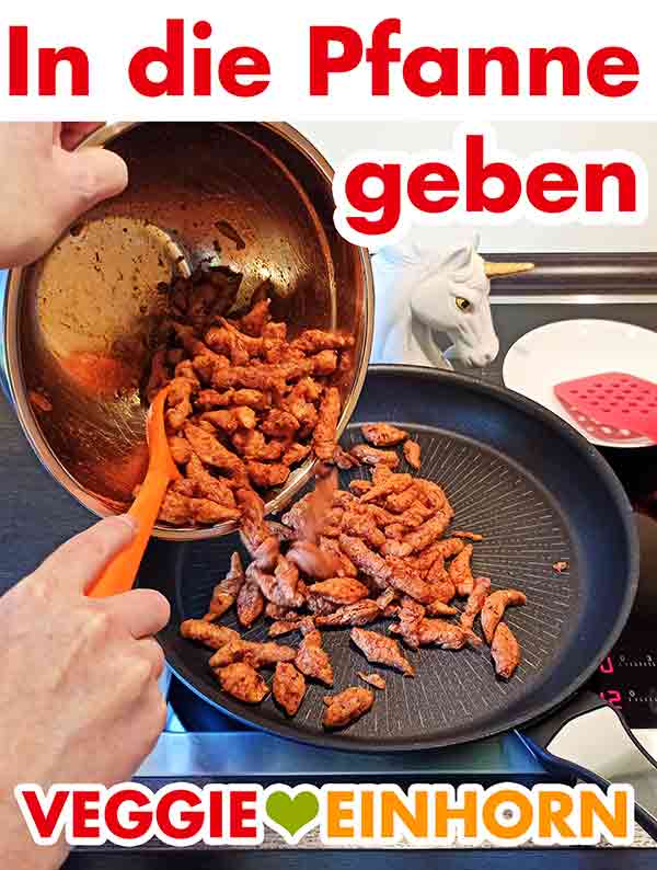 Soja Schnetzel für veganes Dönerfleisch in die Pfanne geben Marinierte Sojaschnetzel in die Pfanne geben