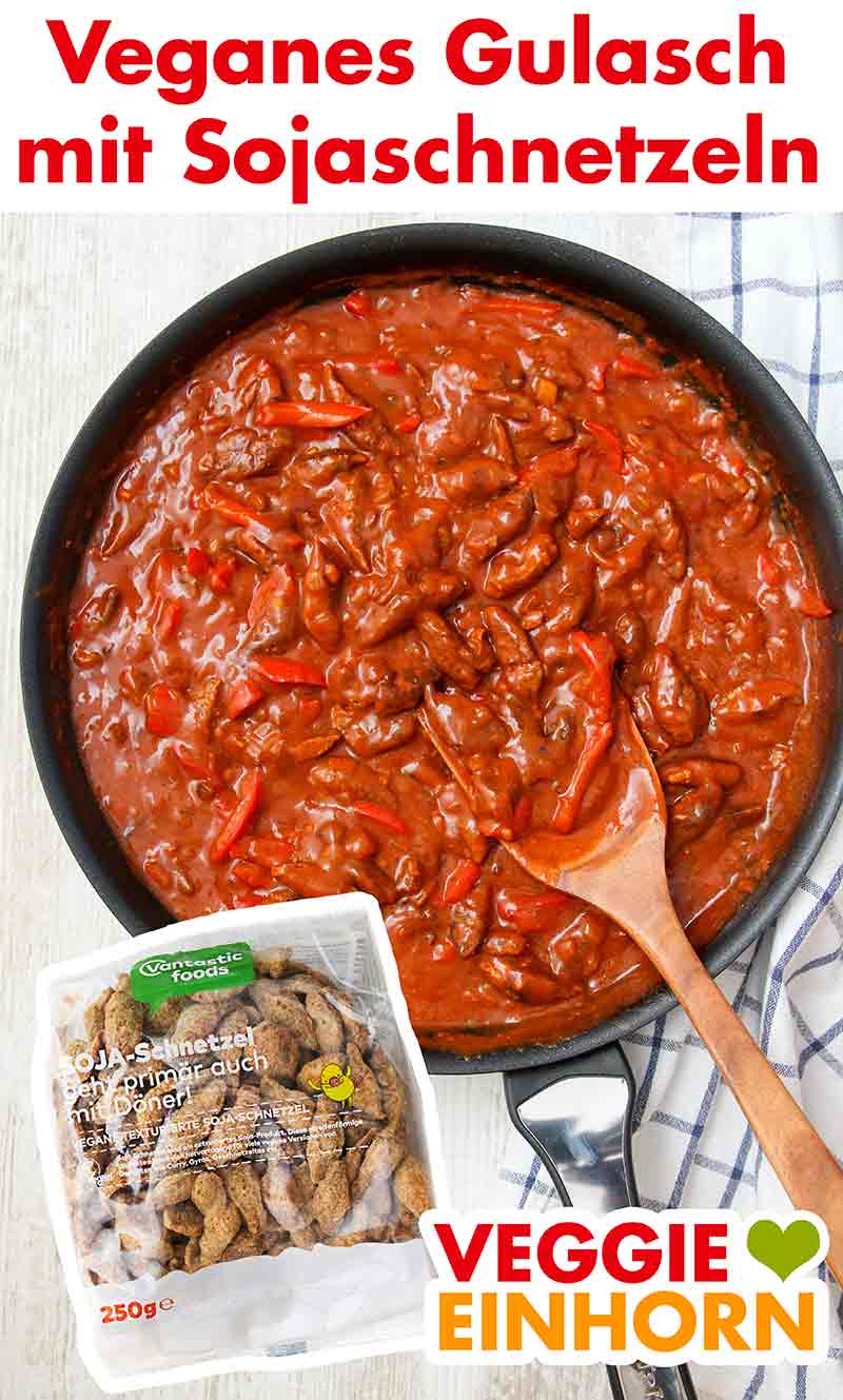 Veganes Gulasch mit Sojaschnetzeln in einer Pfanne Eine Pfanne mit vegetarischem Gulasch mit Sojaschnetzeln
