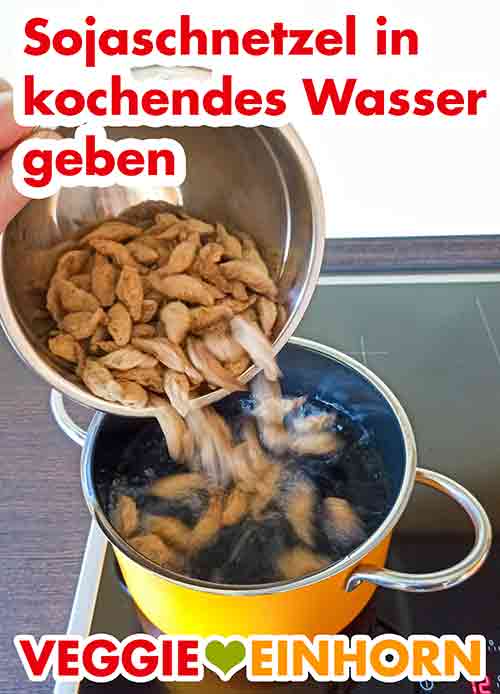 Soja Schnetzel in einen Topf mit kochendem Wasser geben Sojaschnetzel in kochendes Wasser in einem Topf geben