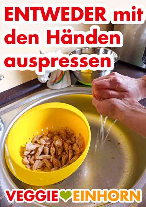 Das Wasser aus den Sojaschnetzeln auspressen. Ausdrücken der Sojaschnetzel mit den Händen