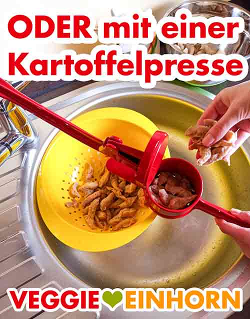 Das Wasser aus den Sojaschnetzeln pressen. Auspressen der Sojaschnetzel mit der Kartoffelpresse