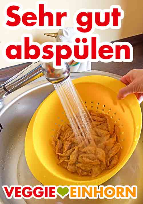 Die Sojaschnetzel mit kaltem Wasser abspülen. Abspülen der Sojaschnetzel