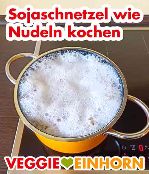 Kochen der Sojaschnetzel Die Soja Schnetzel kochen im Topf