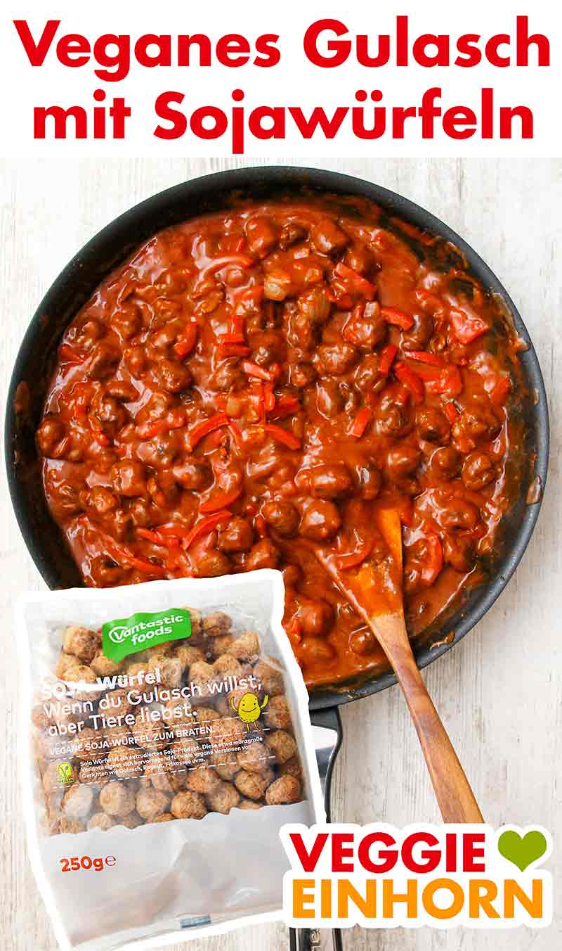 Vegetarisches Gulasch mit Soja Würfeln in einer Pfanne Eine Pfanne mit veganem Gulasch mit Sojawürfeln